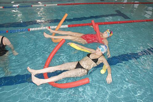 Para a dor nas costas causada pola osteocondrose torácica, é necesario visitar a piscina